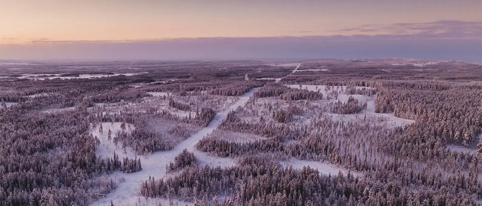 Murjek med omnejd en sett uppifrån en vinterdag. Drönarfoto. Foto: CJ Utsi