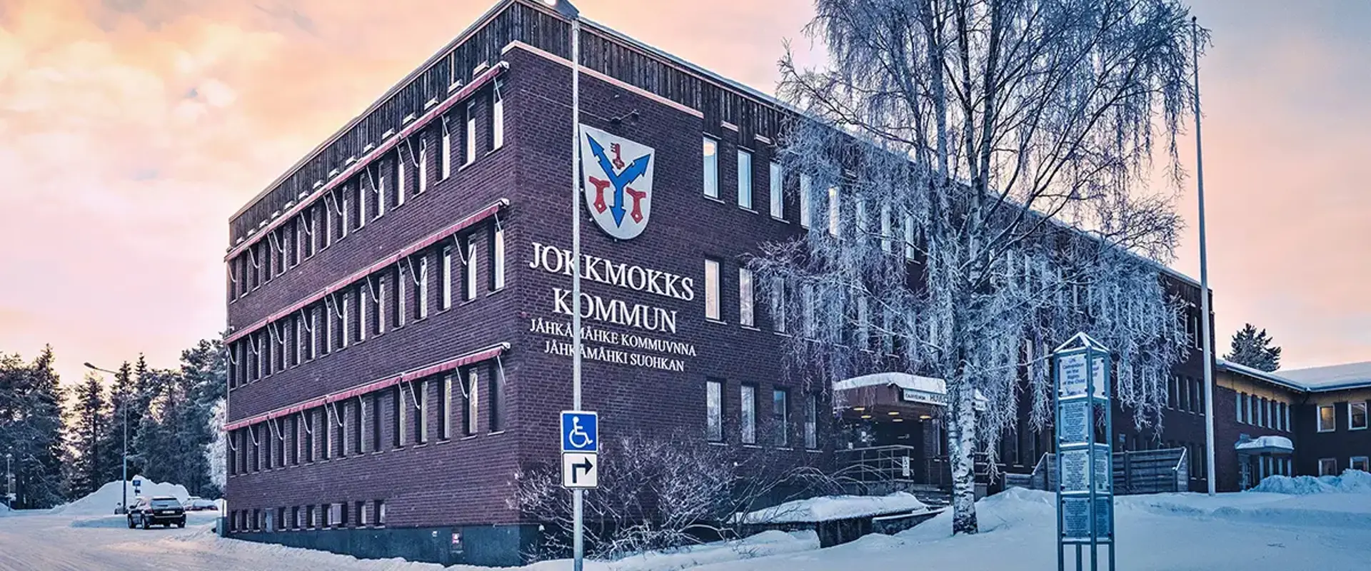 Jokkmokks kommunhus fasad. Vinterbild i gryningen. Foto.