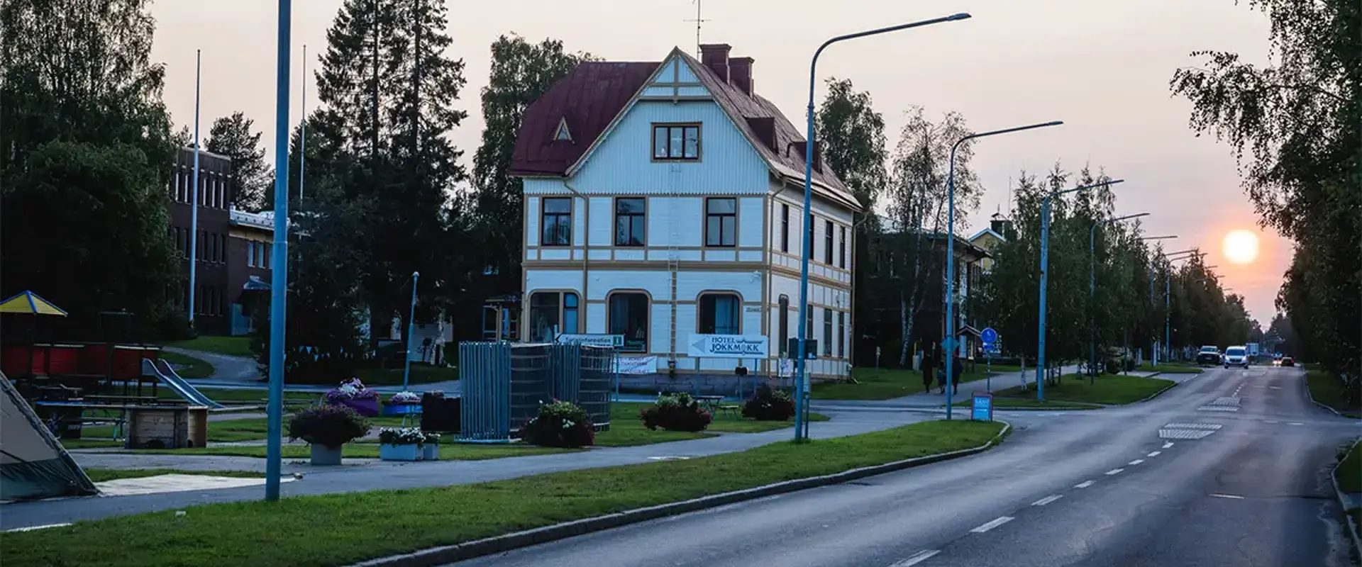 Storgatan i Jokkmokk med gamla apoteket och kommunhuset. Skymningljus. Foto: CJ Utsi