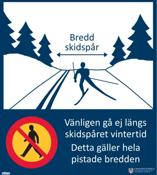 skylt med regler för gående i skidspår. Text Vänligen gå ej läns skidspåret vintertid.