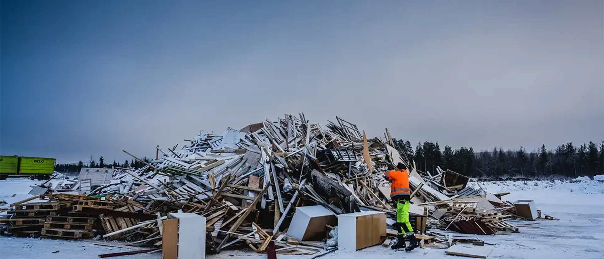 Hög av träavfall på en återvinningscentral. vinter. Foto: CJ Utsi