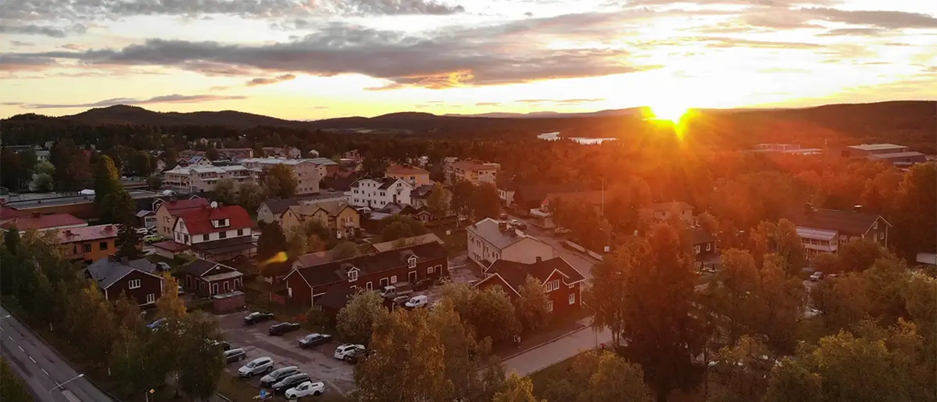 Jokkmokks tätort sett uppifrån i midnattssol. Foto.